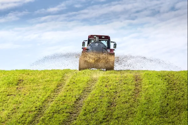 Traktor mit Jauchewagen